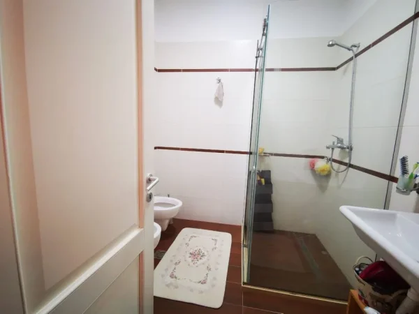 Tirane, jepet me qera apartament 2+1+Ballkon , 116 m² 1.000 € (Delijorgji)