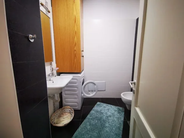 Tirane, jepet me qera apartament 2+1+Ballkon , 116 m² 1.000 € (Delijorgji)