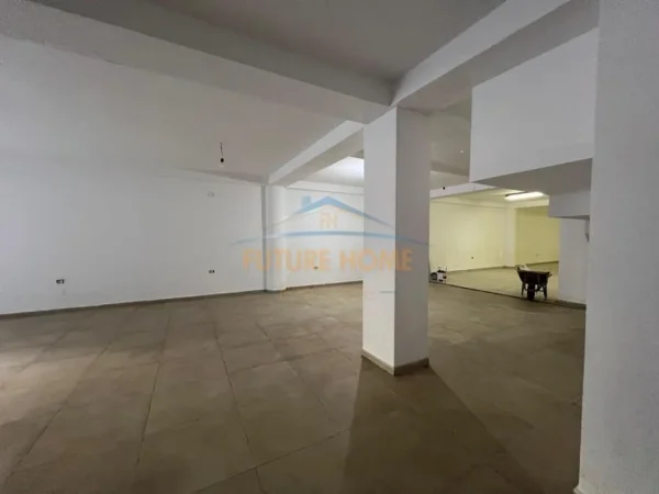 Tirane, jepet me qera ambjent biznesi Kati -1, 284 m² 1.000 € (RRUGA DRITAN HOXHA)