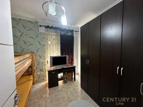 Tirane, jepet me qera apartament 2+1 Kati 4, 93 m² 700 € (Rruga Hoxha Tahsim)