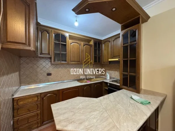 Tirane, jepet me qera apartament 2+1+Ballkon Kati 4, 111 m² 600 € (Ish Ekspozita)