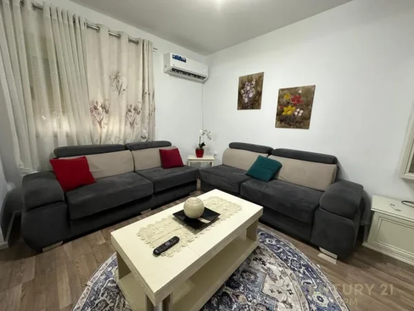 Tirane, jepet me qera apartament 3+1 Kati 2, 242 m² 570 € (Tv Klan Porcelan)