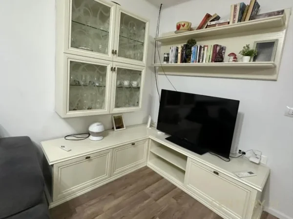 Tirane, jepet me qera apartament 3+1 Kati 2, 242 m² 570 € (Tv Klan Porcelan)