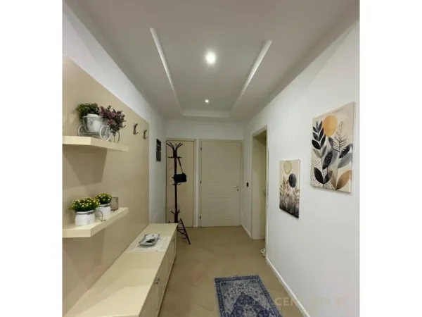 Tirane, jepet me qera apartament 3+1 Kati 2, 242 m² 570 € (Tv Klan Porcelan)