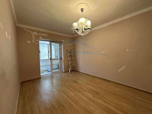 Tirane, jepet me qera zyre , 72 m² 700 €