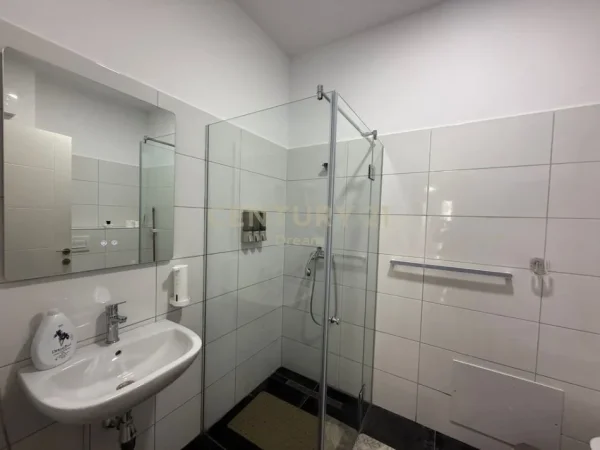 Tirane, jepet me qera apartament 2+1 Kati 1, 95 m² 600 € (ASL2 prane ish Venue Club)