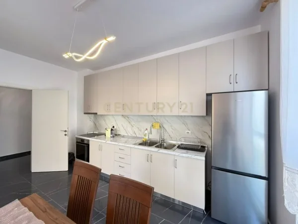 Tirane, jepet me qera apartament 2+1 Kati 1, 95 m² 600 € (ASL2 prane ish Venue Club)