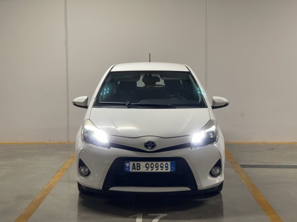 Tirane, shes makine Toyota Yaris Benzin, e bardhë automatik Klima 154.000 km 9.500 €