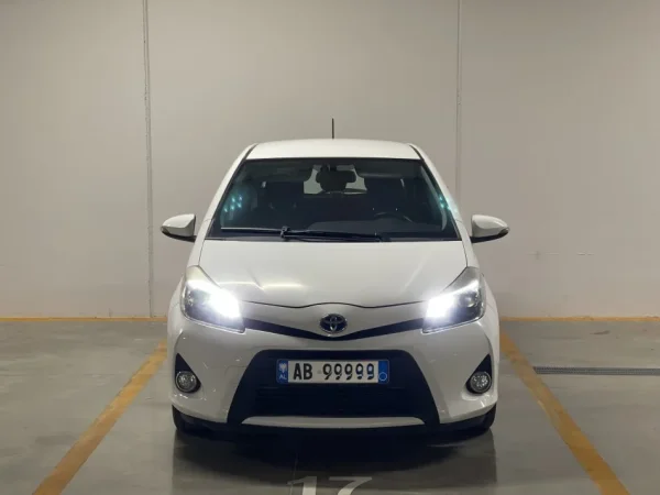 Tirane, shes makine Toyota Yaris Benzin, e bardhë automatik Klima 154.000 km 8800 €