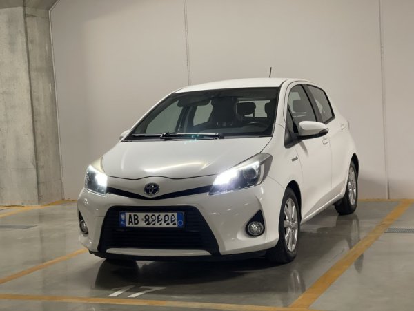 Tirane, shes makine Toyota Yaris Benzin, e bardhë automatik Klima 154.000 km 9.500 €