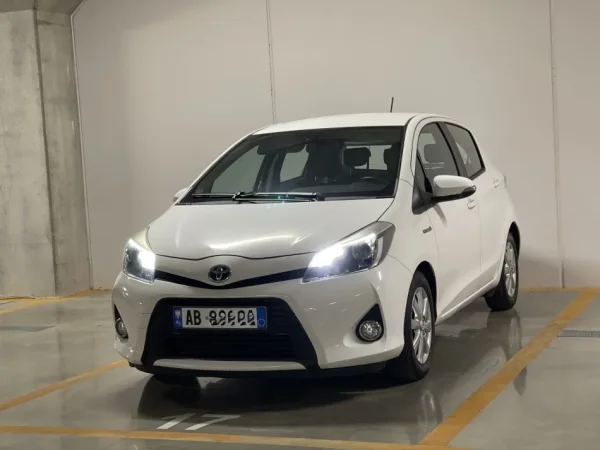Tirane, shes makine Toyota Yaris Benzin, e bardhë automatik Klima 154.000 km 8800 €