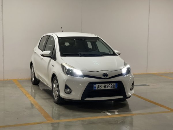 Tirane, shes makine Toyota Yaris Benzin, e bardhë automatik Klima 154.000 km 9.500 €
