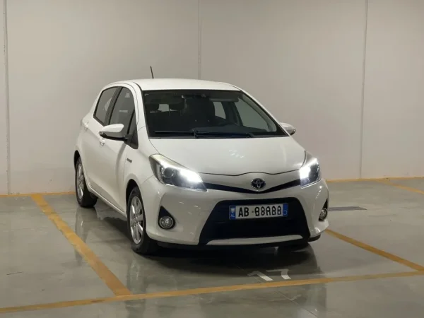 Tirane, shes makine Toyota Yaris Benzin, e bardhë automatik Klima 154.000 km 8800 €