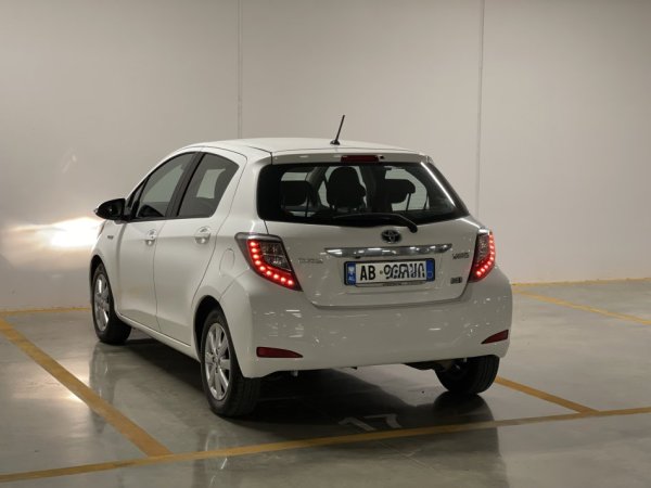 Tirane, shes makine Toyota Yaris Benzin, e bardhë automatik Klima 154.000 km 9.500 €
