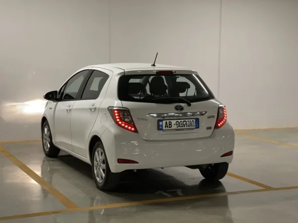 Tirane, shes makine Toyota Yaris Benzin, e bardhë automatik Klima 154.000 km 8800 €