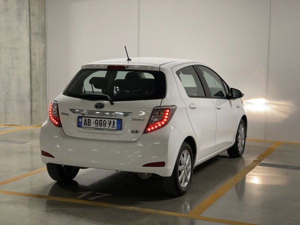 Tirane, shes makine Toyota Yaris Benzin, e bardhë automatik Klima 154.000 km 9.500 €