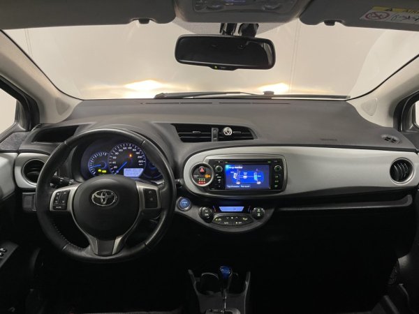 Tirane, shes makine Toyota Yaris Benzin, e bardhë automatik Klima 154.000 km 9.500 €