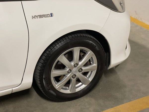 Tirane, shes makine Toyota Yaris Benzin, e bardhë automatik Klima 154.000 km 9.500 €