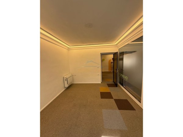 Tirane, jepet me qera ambjent biznesi Kati 2, 130 m² 2.000 € 