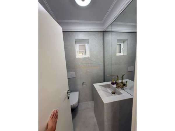 Tirane, jepet me qera ambjent biznesi Kati 2, 130 m² 2.000 € 