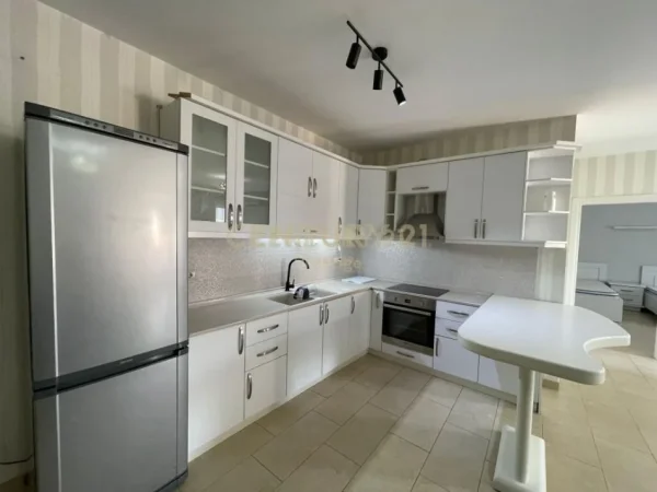 Tirane, jepet me qera 2+1 Kati 8, 100 m² 800 € (prane Lion Park)