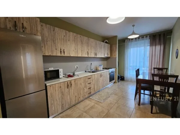 Tirane, jepet me qera apartament 2+1 Kati 8, 105 m² 800 € (Kompleksi Magnet)