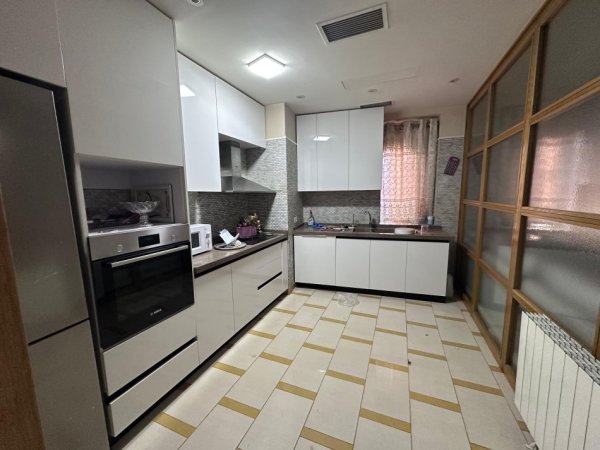 Tirane, jepet me qera apartament 2+1 , 160 m² 1.800 € 