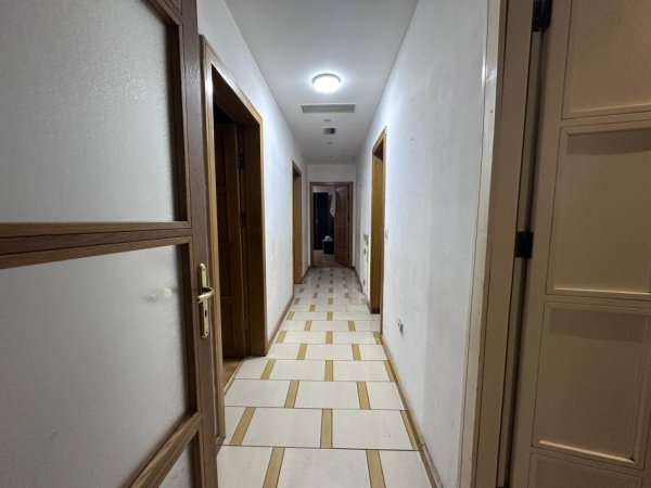 Tirane, jepet me qera apartament 2+1 , 160 m² 1.800 € 