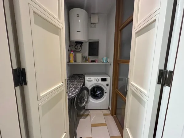 Tirane, jepet me qera apartament 2+1 , 160 m² 1.800 € 