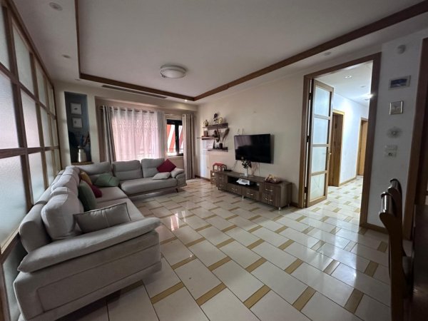 Tirane, jepet me qera apartament 2+1 , 160 m² 1.800 € 