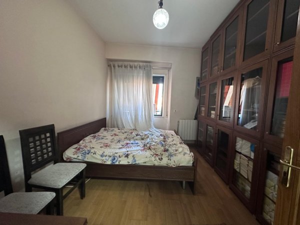 Tirane, jepet me qera apartament 2+1 , 160 m² 1.800 € 