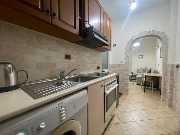 Tirane, jepet me qera apartament 1+1 Kati 2, 55 m² 460 € (Rruga 5 Maji/Rr.Gani Strazimiri)