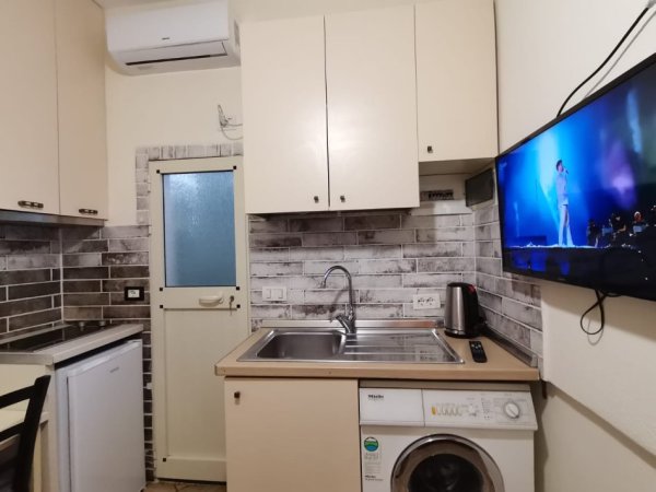 Tirane, jepet me qera garsonier Kati 1, 30 m² 360 € (Rr.5 Maji/Rr.Gani Strazimiri)
