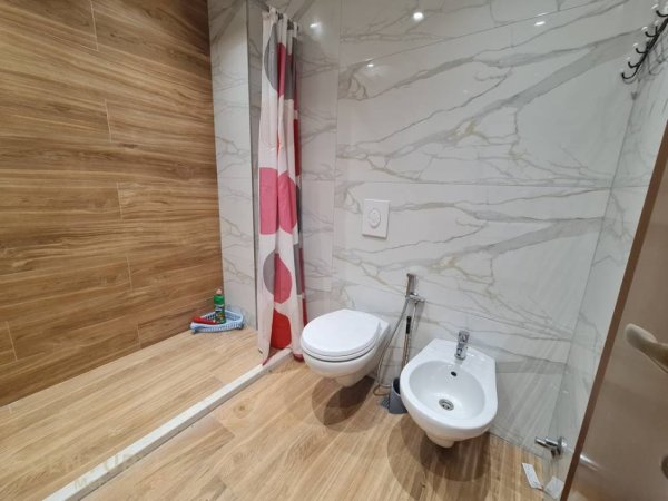 Tirane, jepet me qera apartament 2+1 Kati 8, 115 m² 800 € (ZOGU I ZI)