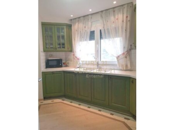 Tirane, jepet me qera apartament 2+1 Kati 4, 130 m² 900 € (Blloku)