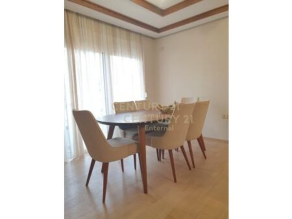 Tirane, jepet me qera apartament 2+1 Kati 4, 130 m² 900 € (Blloku)