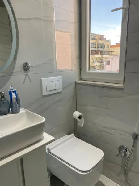 Tirane, jepet me qera apartament 1+1+Ballkon Kati 5, 50 m² 500 € (KOMUNA E PARISIT)