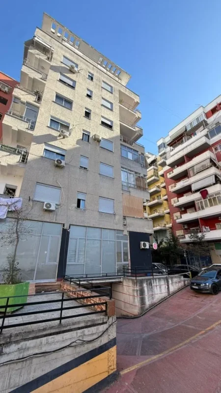 Tirane, jepet me qera magazine Kati -1, 80 m² 400 € 