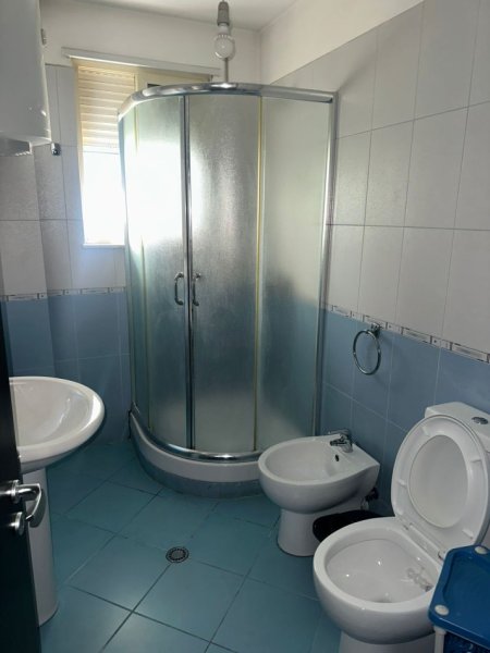 Tirane, jepet me qera apartament 2+1+Ballkon Kati 2, 400 €