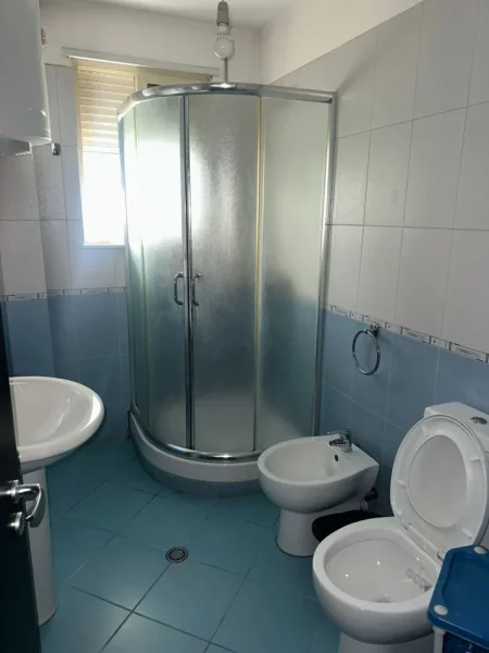 Tirane, jepet me qera apartament 2+1+Ballkon Kati 2, 400 €