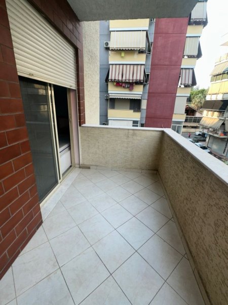 Tirane, jepet me qera apartament 2+1+Ballkon Kati 2, 400 €