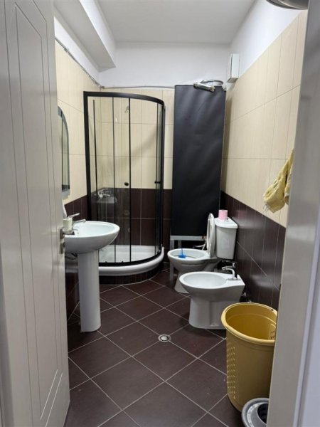 Tirane, jepet me qera apartament 2+1 Kati 5, 120 m² 600 € (astir)