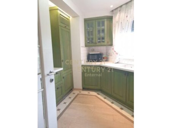 Tirane, jepet me qera apartament 2+1 Kati 4, 130 m² 900 € (Blloku)