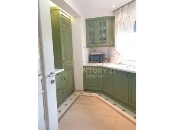 Tirane, jepet me qera apartament 2+1 Kati 4, 130 m² 900 € (Blloku)