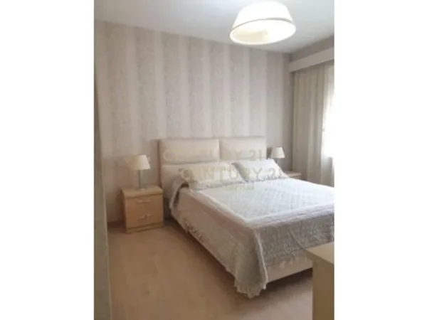 Tirane, jepet me qera apartament 2+1 Kati 4, 130 m² 900 € (Blloku)