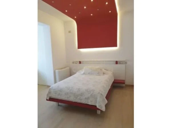 Tirane, jepet me qera apartament 2+1 Kati 4, 130 m² 900 € (Blloku)