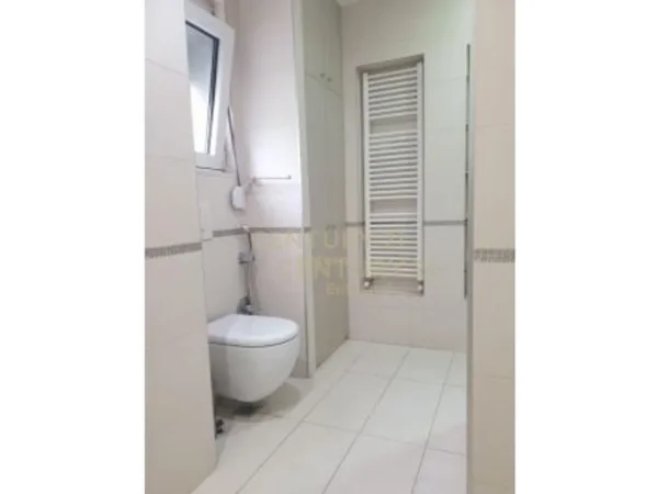 Tirane, jepet me qera apartament 2+1 Kati 4, 130 m² 900 € (Blloku)