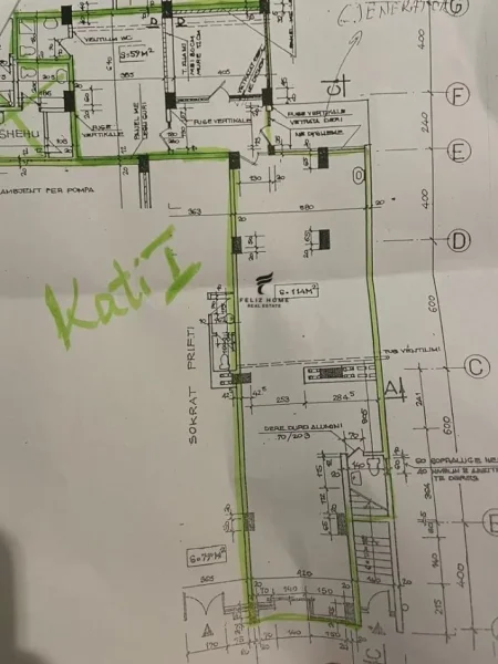 Tirane, jepet me qera dyqan Kati 1, 175 m² 5.000 € 