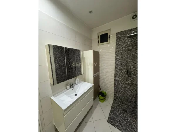 Tirane, jepet me qera apartament 2+1 Kati 5, 100 m² 550 € (Astir)