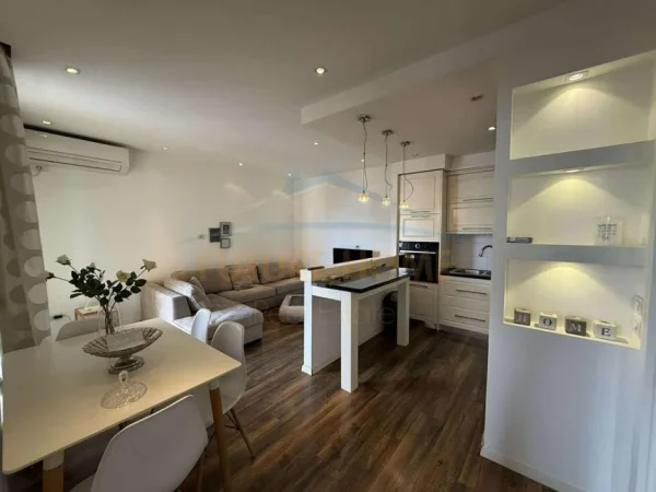 Tirane, jepet me qera apartament 2+1 Kati 5, 100 m² 550 € 